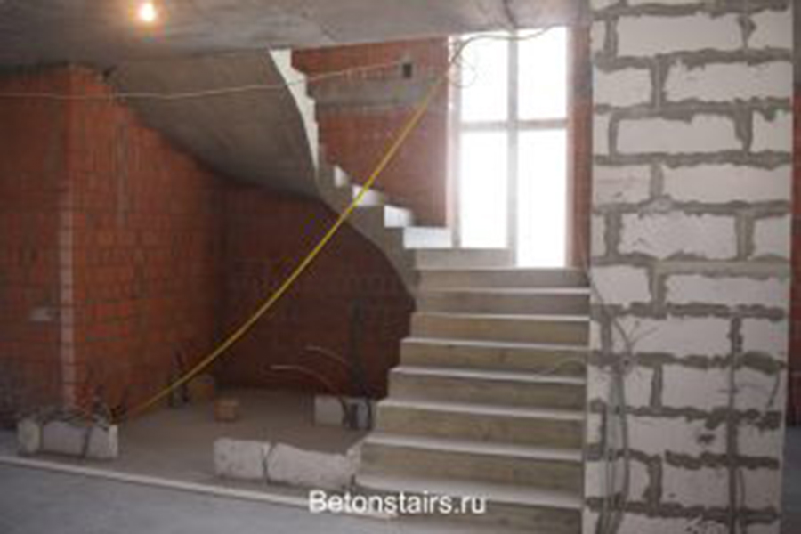 Бетонная лестница в коттеджном поселке «Александровский»