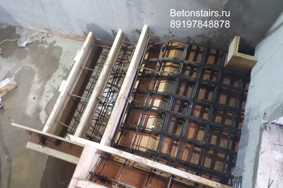 Глаголево, бетонная лестница с площадкой на 90 градусов